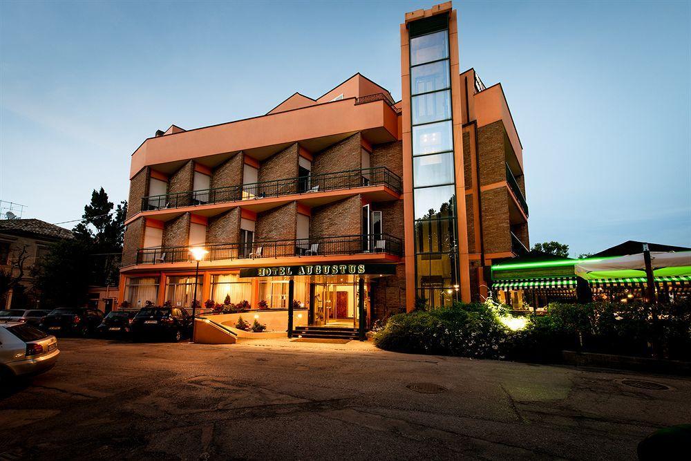Hotel Augustus Фано Екстериор снимка