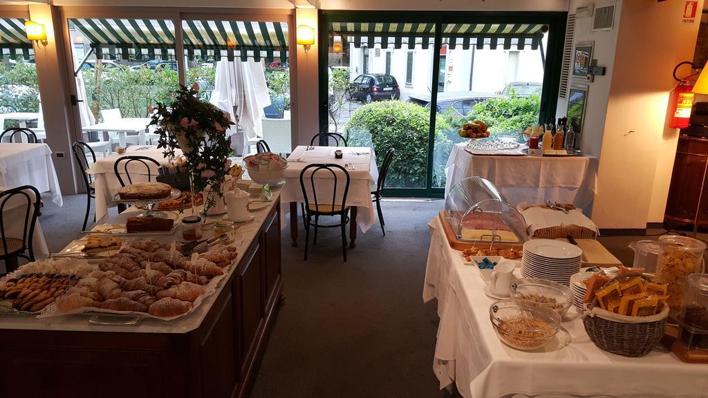 Hotel Augustus Фано Екстериор снимка