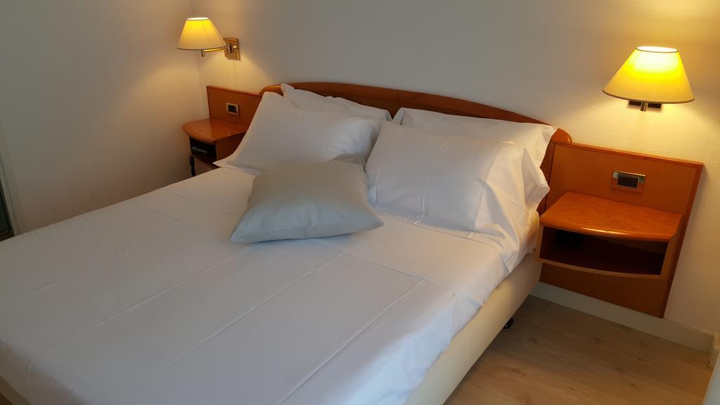 Hotel Augustus Фано Екстериор снимка