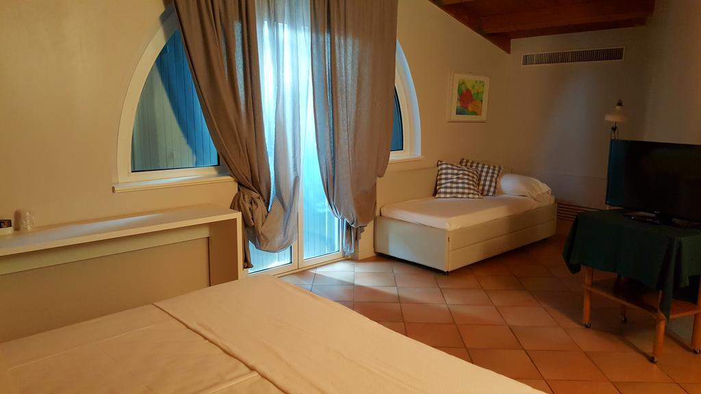 Hotel Augustus Фано Екстериор снимка