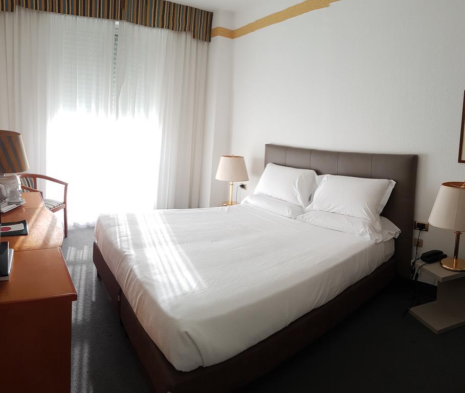 Hotel Augustus Фано Екстериор снимка
