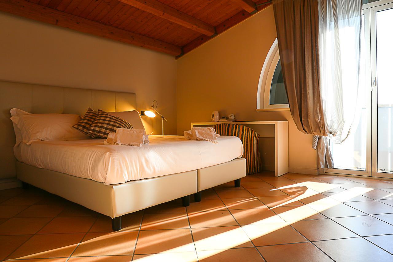 Hotel Augustus Фано Екстериор снимка