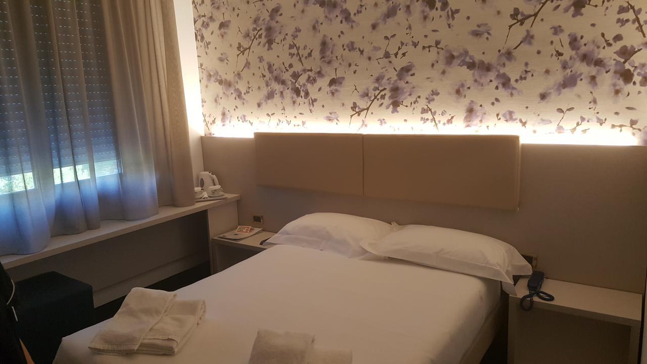 Hotel Augustus Фано Екстериор снимка